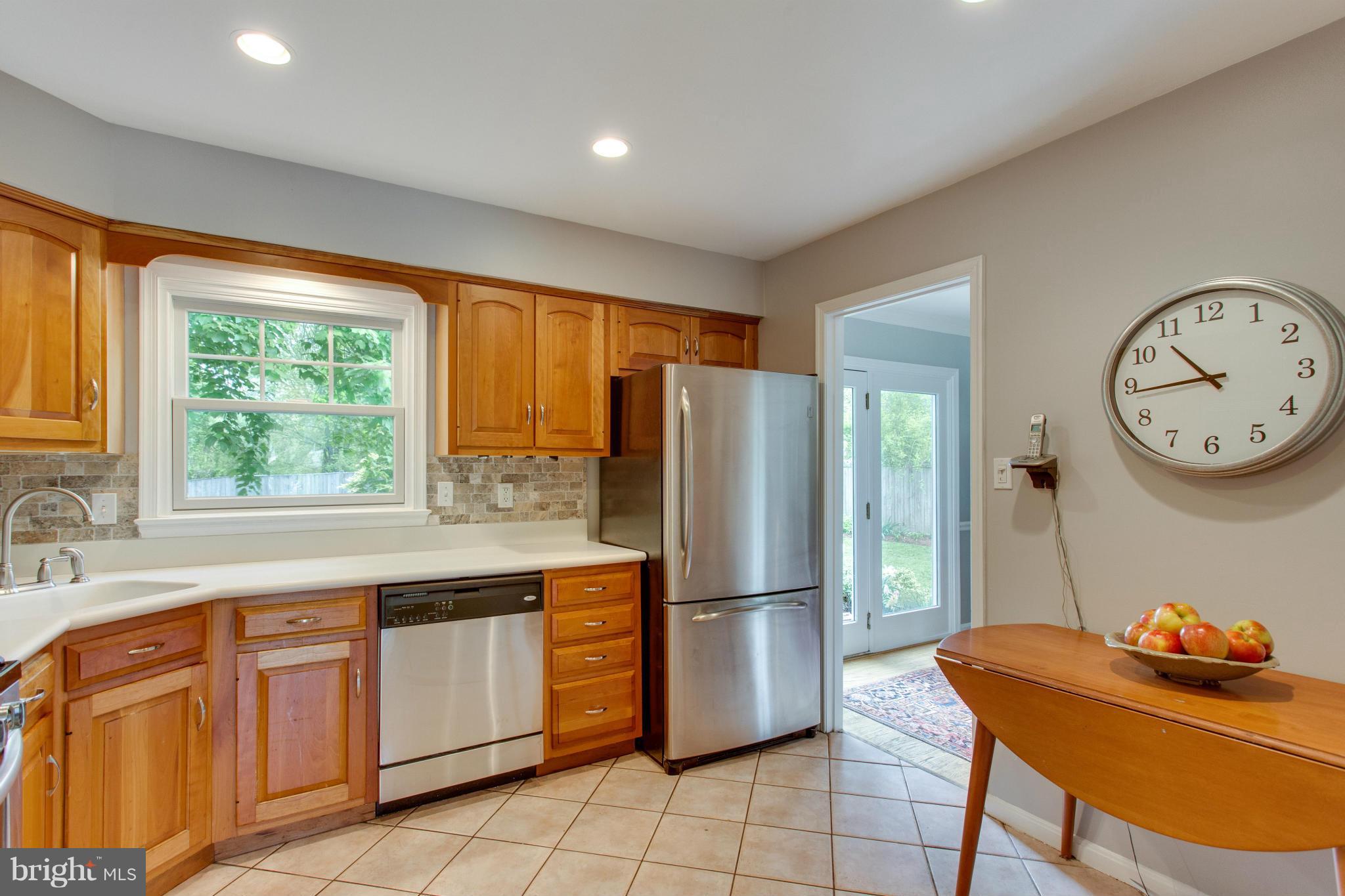 8735 Fort Hunt Road Alexandria, VA 22308 - Photo 13 of 30 Beautiful stone backsplash