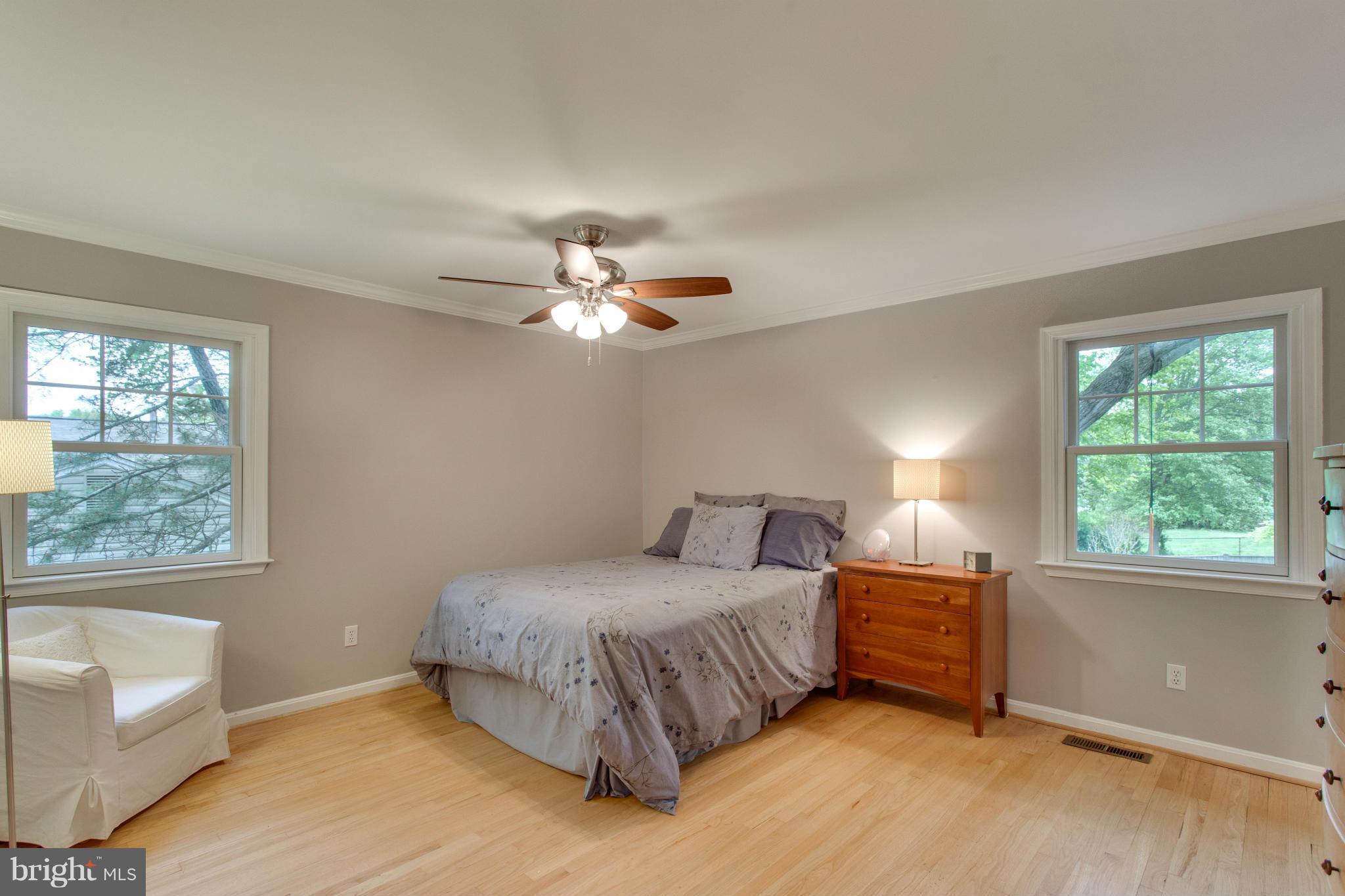 8735 Fort Hunt Road Alexandria, VA 22308 - Photo 14 of 30 Hardwood floors in upstairs bedrooms