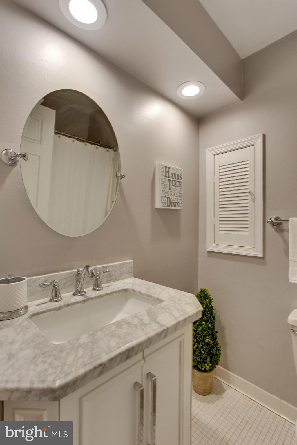 8735 Fort Hunt Road Alexandria, VA 22308 - Photo 18 of 30 Second full bath with tub shower