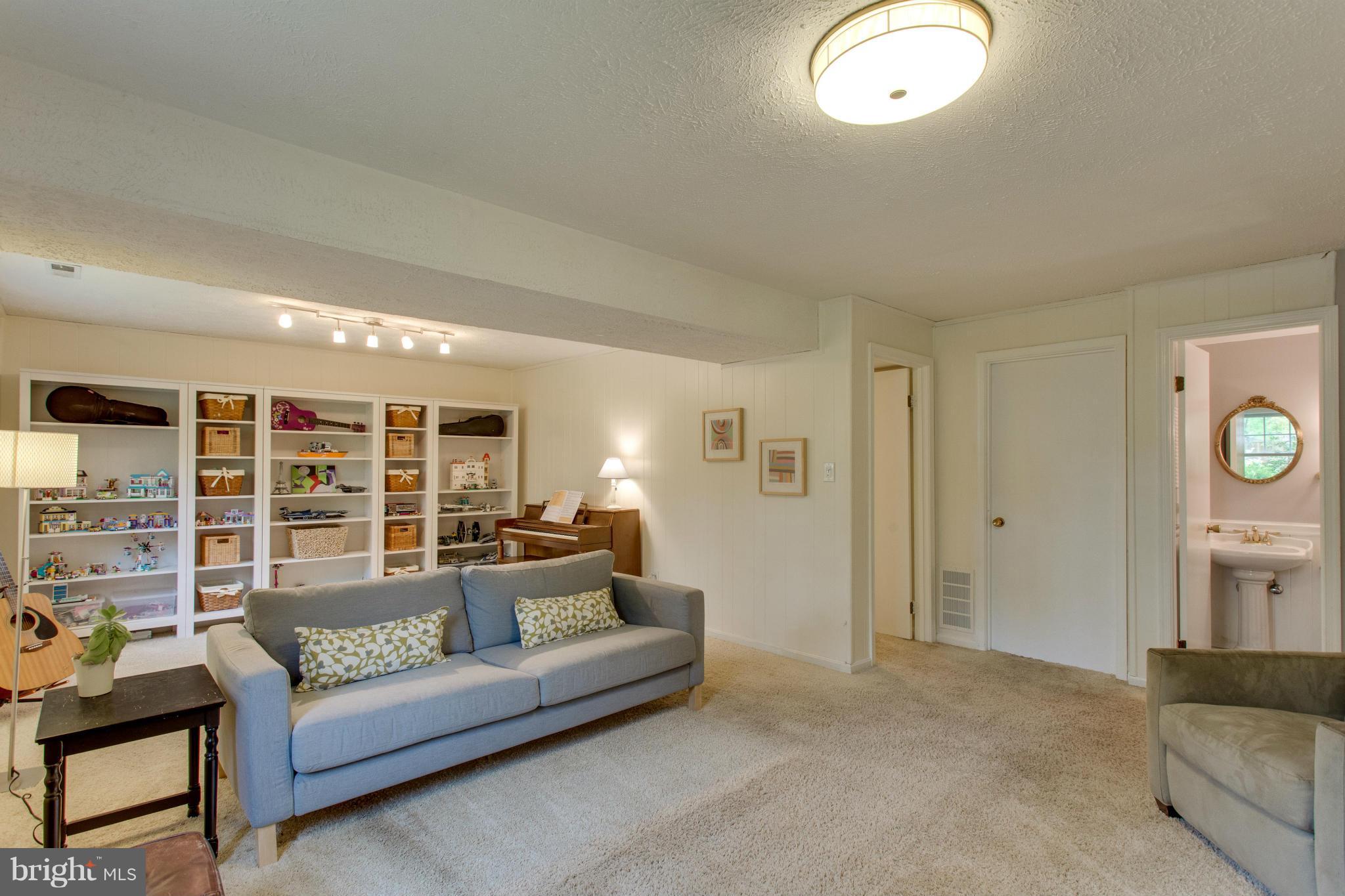8735 Fort Hunt Road Alexandria, VA 22308 - Photo 20 of 30 A great space to spread out and entertain