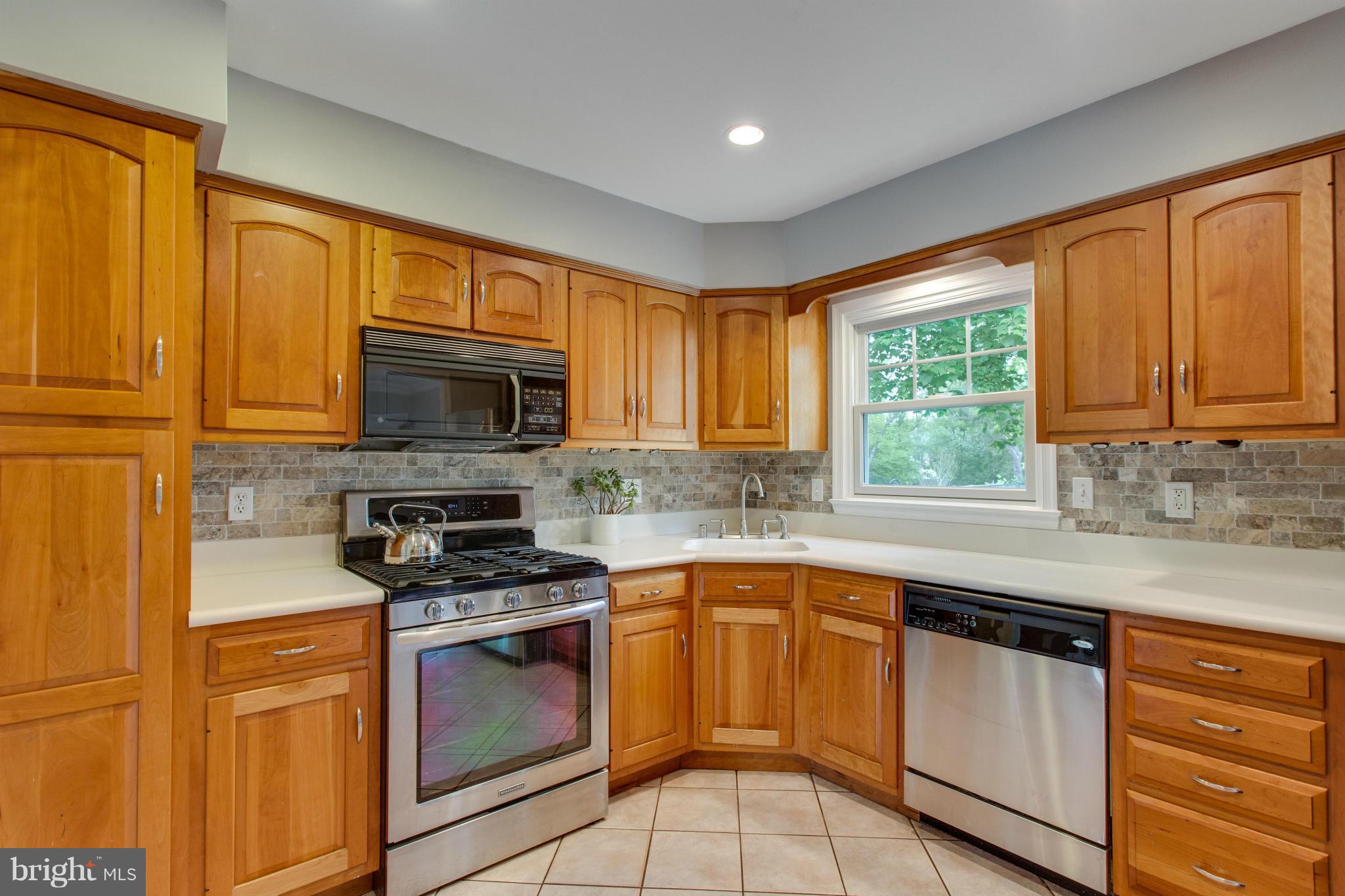 8735 Fort Hunt Road Alexandria, VA 22308 - Photo 4 of 30 Upgraded kitchen with granite and SS appliances