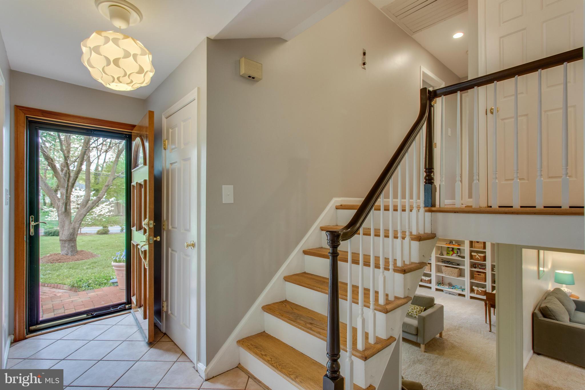 8735 Fort Hunt Road Alexandria, VA 22308 - Photo 8 of 30 Bright and welcoming entry