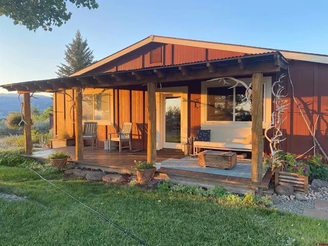 a view of back yard of the house