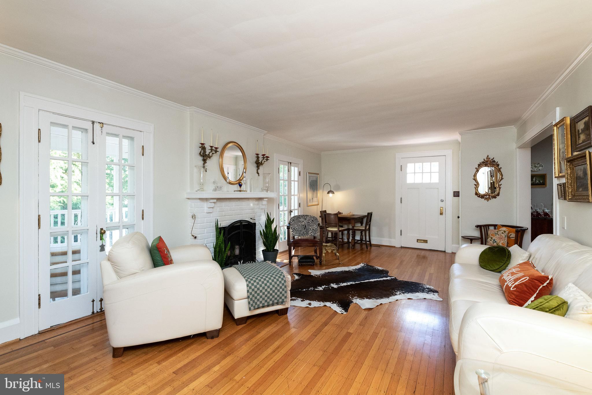 6910 Copeleigh Road Baltimore, MD 21212 - Photo 6 of 51 Living Room