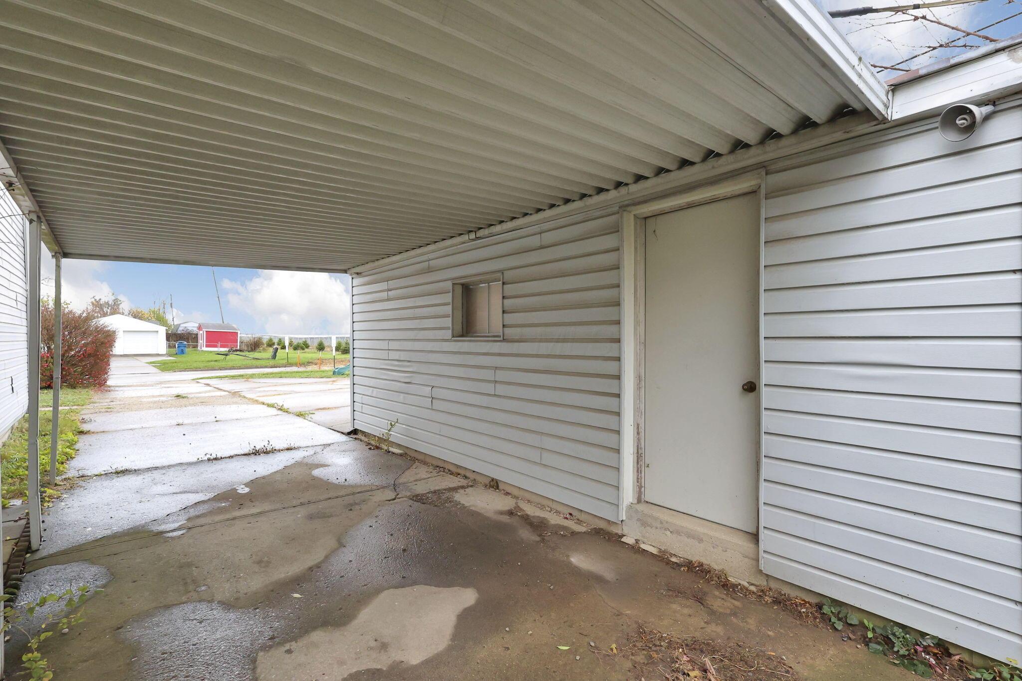 800 Grenada Road Columbus, OH 43207 - Photo 31 of 33 Grenada Carport