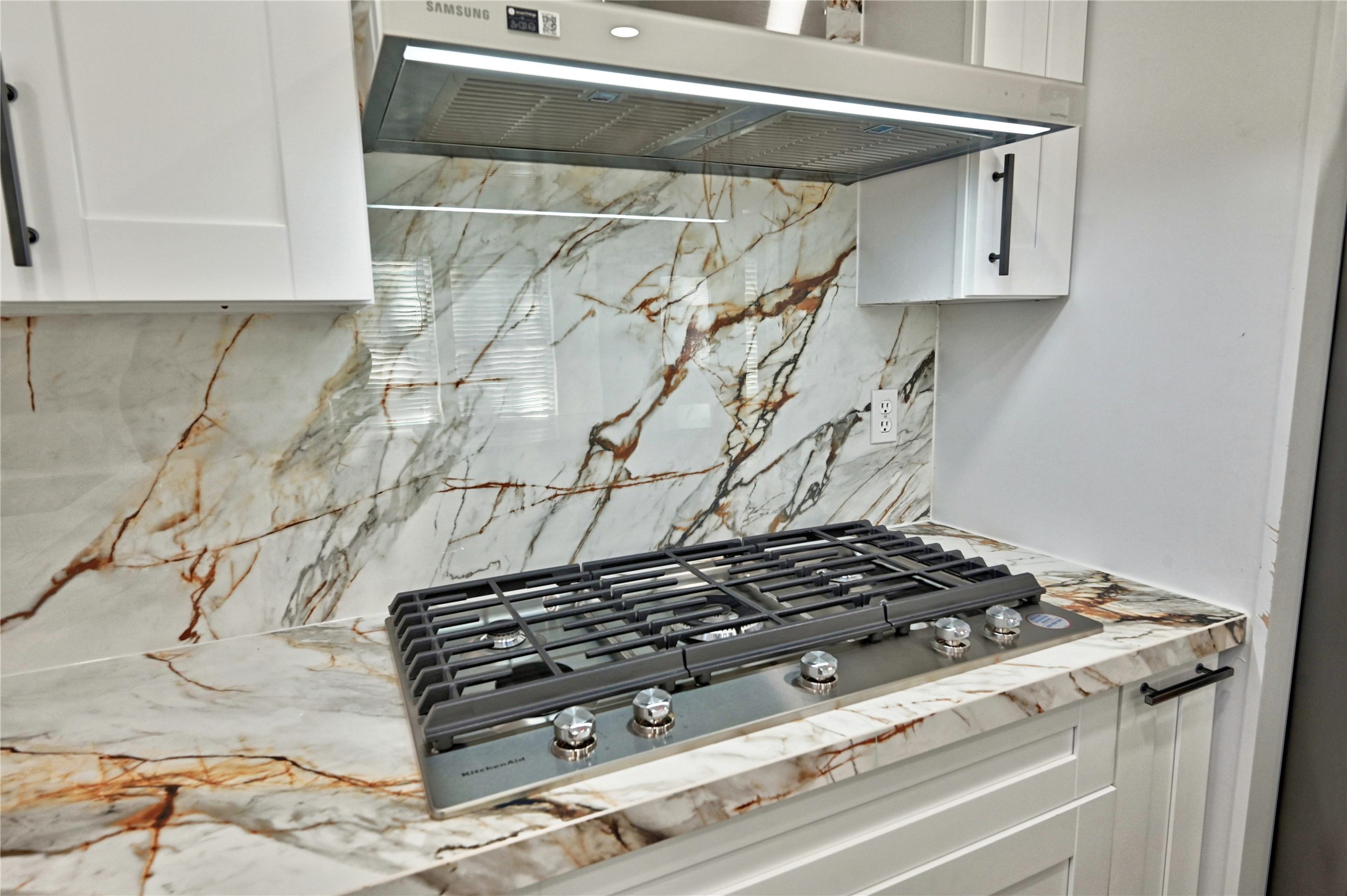 17907 Pelican Way Road Houston, TX 77084 - Photo 14 of 38 a stove top oven sitting inside of a kitchen