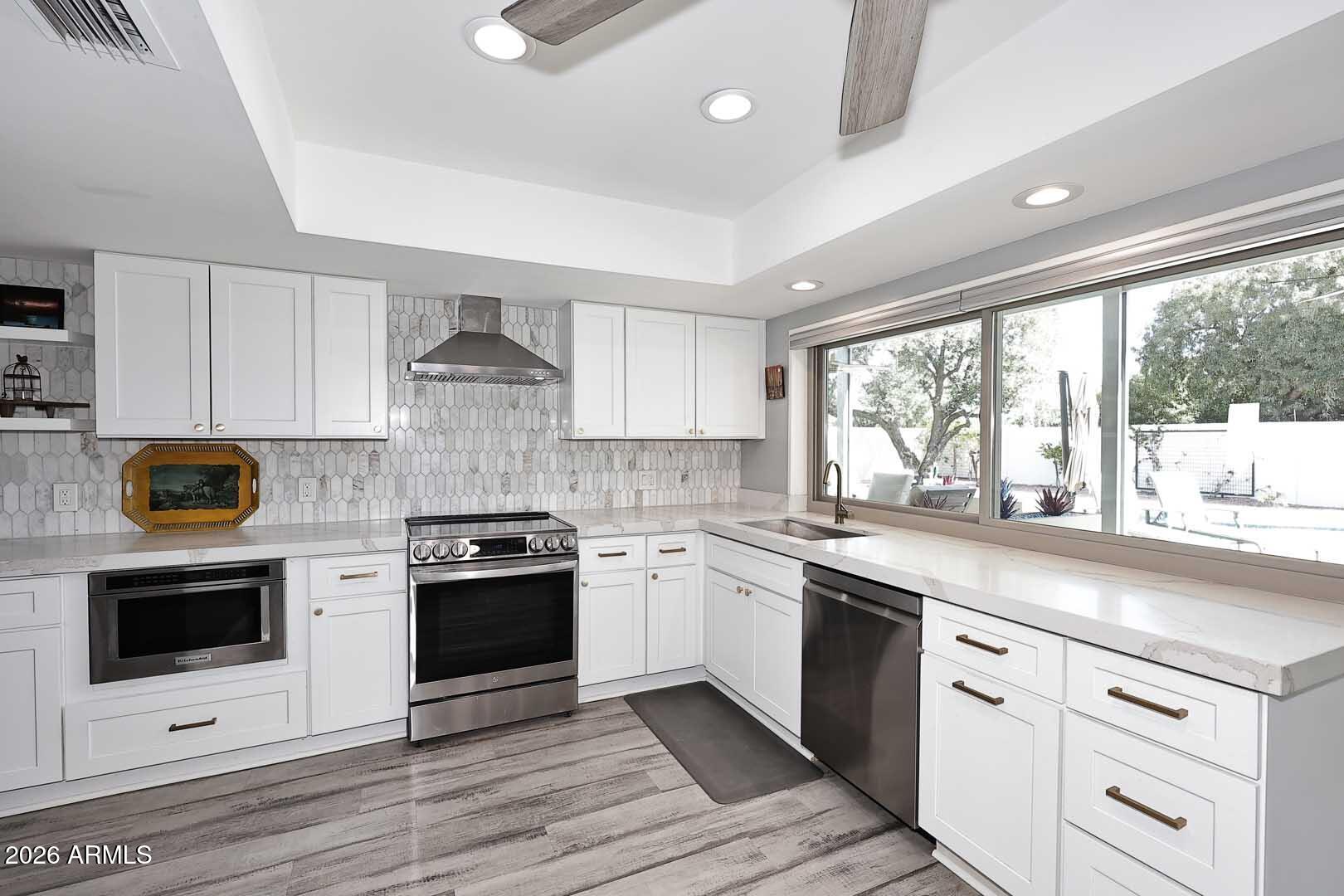 4641 East Mountain View Road Phoenix, AZ 85028 - Photo 6 of 43 Kitchen-Range