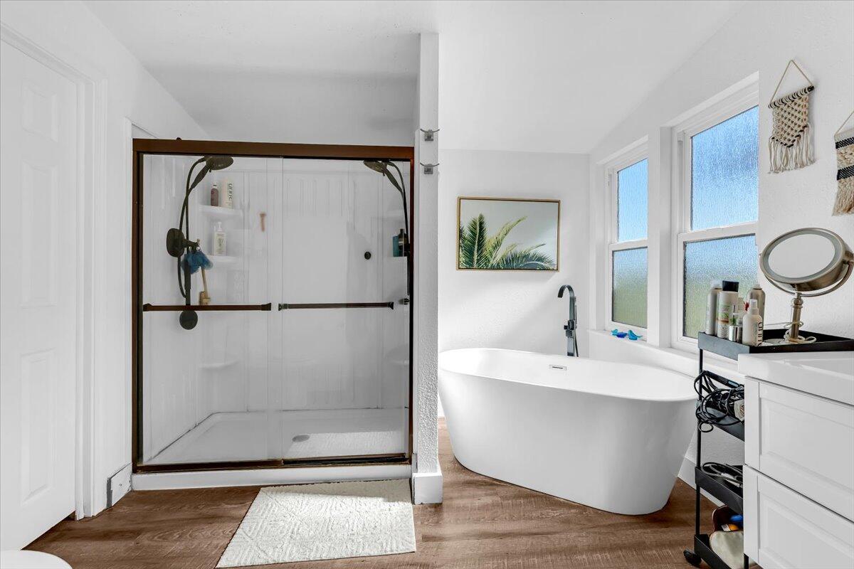23504 Dersch Road Anderson, CA 96007 - Photo 26 of 54 a view of bathroom with bathtub and mirror