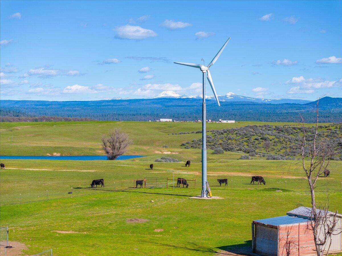 23504 Dersch Road Anderson, CA 96007 - Photo 5 of 54 a view of an ocean and a room