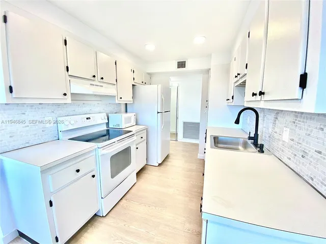 $2,300 | 1200 Northeast Miami Gardens Drive, Unit 1020W, Miami, FL 33179