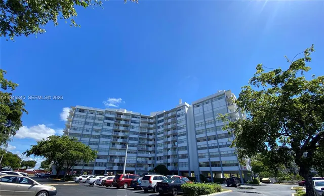 $2,300 | 1200 Northeast Miami Gardens Drive, Unit 1020W, Miami, FL 33179