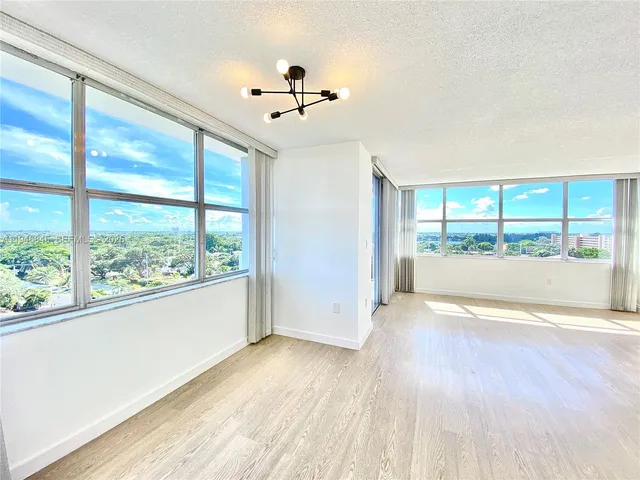 $2,300 | 1200 Northeast Miami Gardens Drive, Unit 1020W, Miami, FL 33179