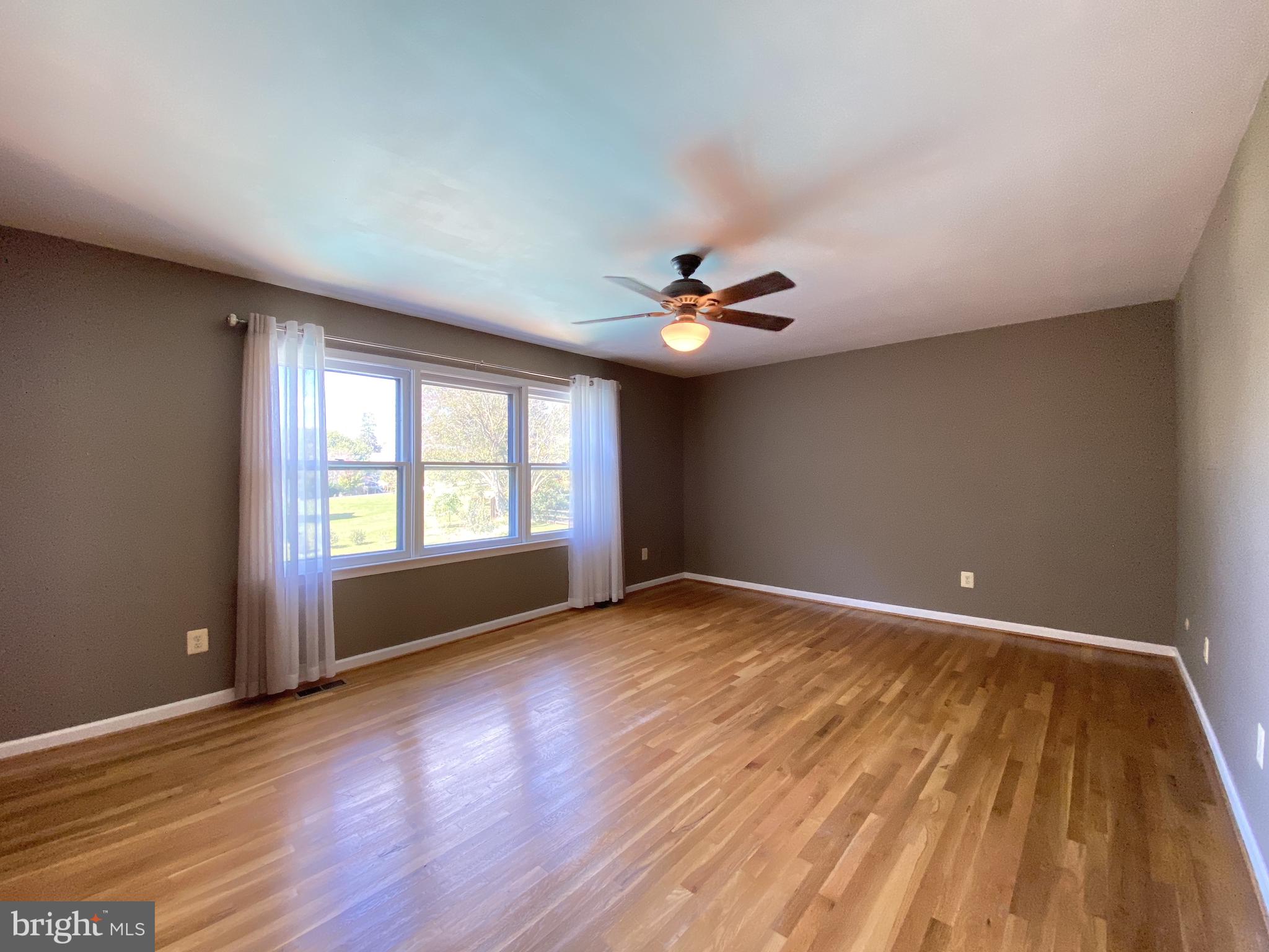 6 Kenwick Road Hockessin, DE 19707 - Photo 15 of 28 Huge master suite with wide windows