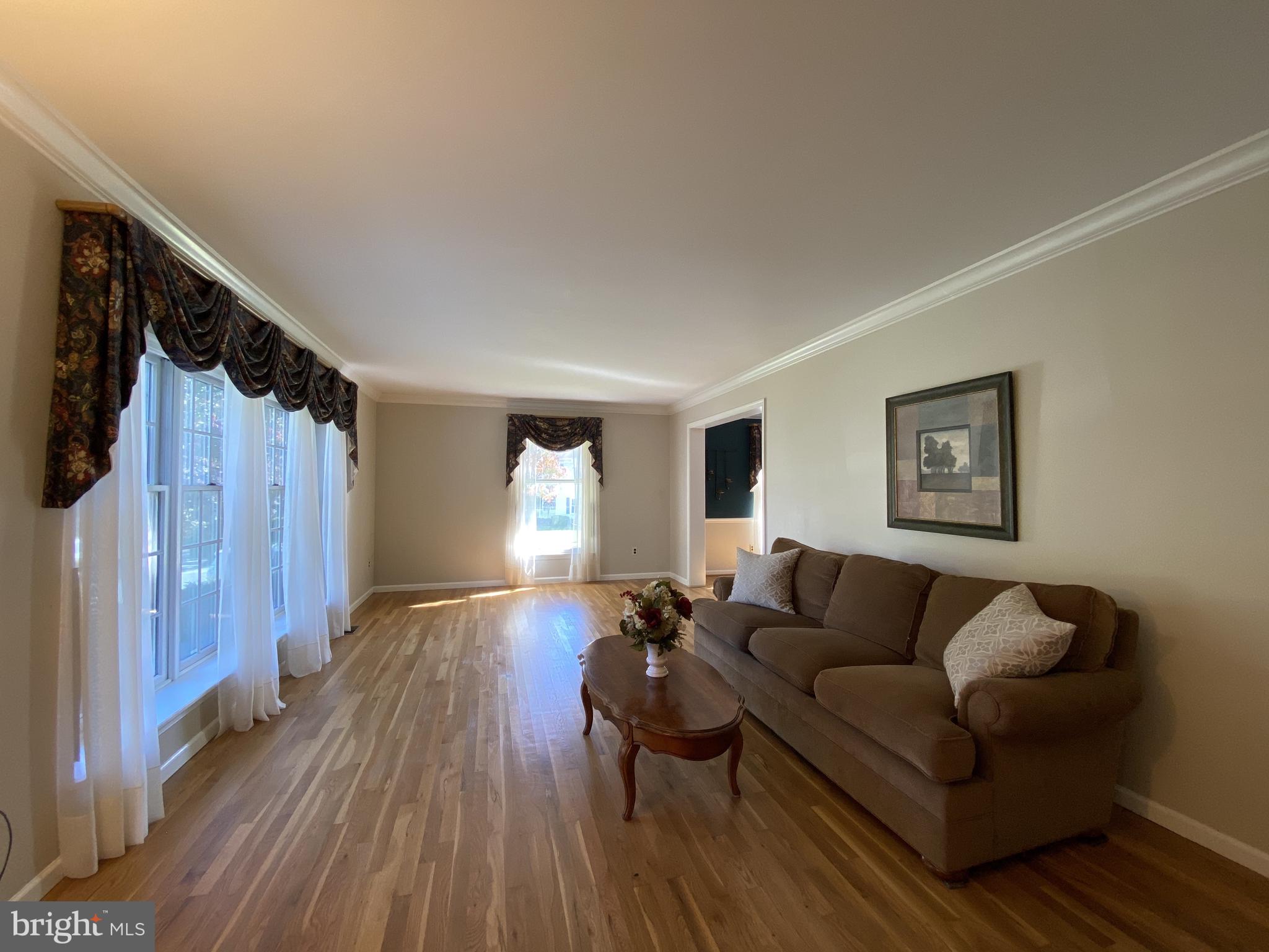 6 Kenwick Road Hockessin, DE 19707 - Photo 5 of 28 Huge living room with hardwood flooring