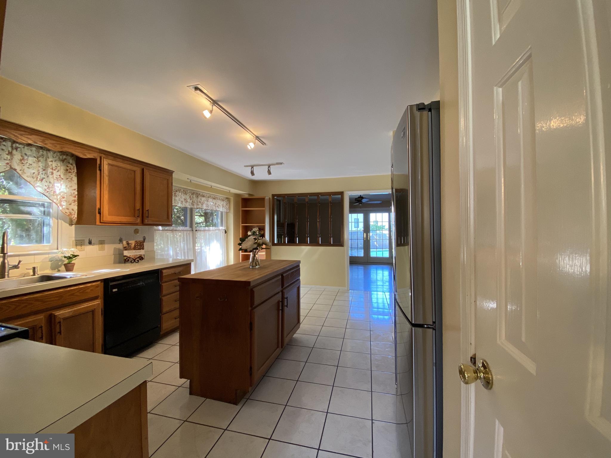 6 Kenwick Road Hockessin, DE 19707 - Photo 8 of 28 Spacious kitchen with butcher block island