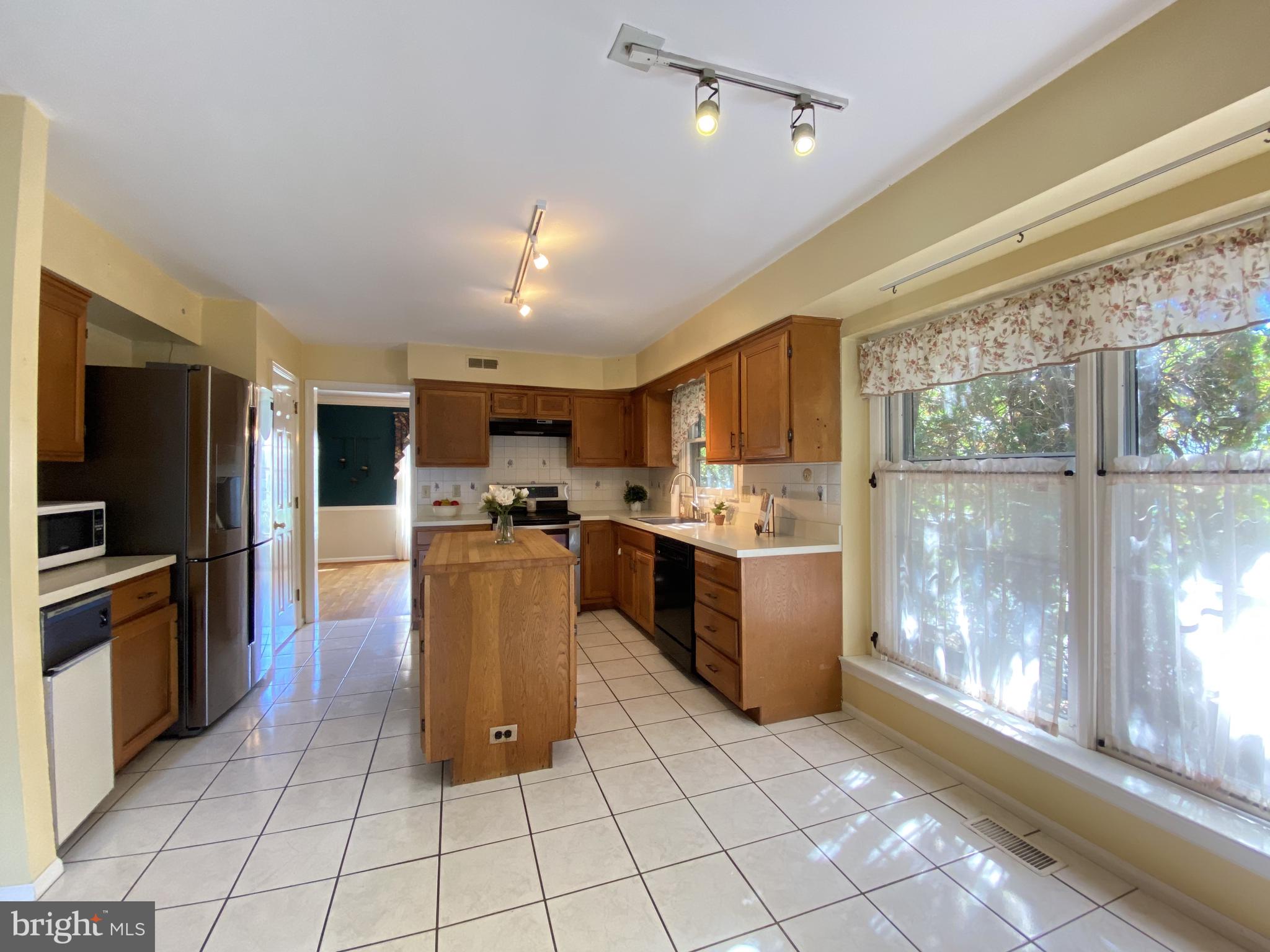 6 Kenwick Road Hockessin, DE 19707 - Photo 9 of 28 Lots of cabinetry and counter space