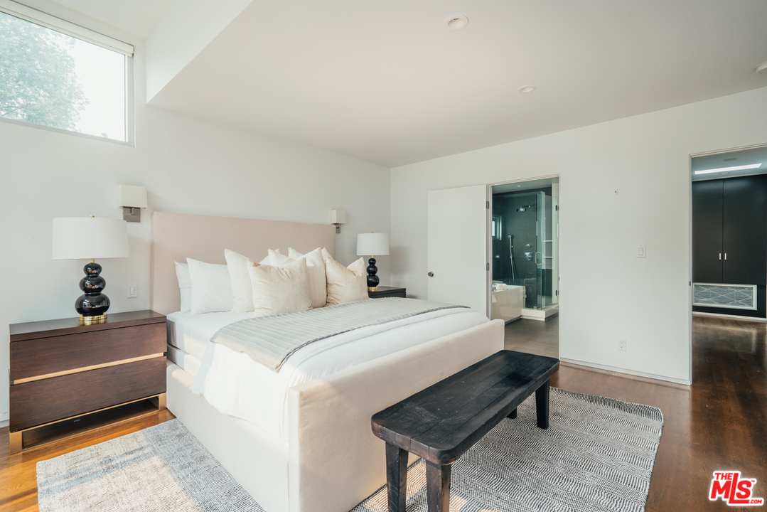 2005 Glencoe Avenue Venice, CA 90291 - Photo 19 of 34 a bedroom with a bed and a table in it