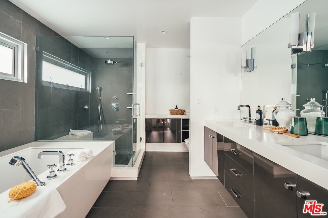 2005 Glencoe Avenue Venice, CA 90291 - Photo 20 of 34 a large white kitchen with a large window