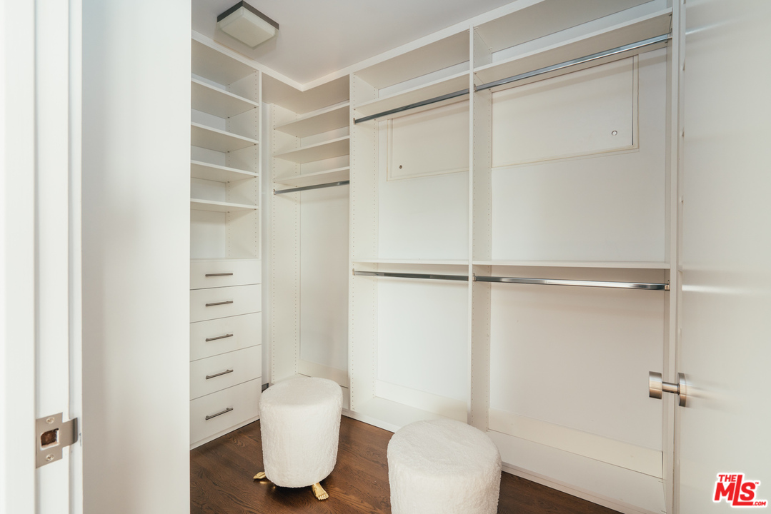 2005 Glencoe Avenue Venice, CA 90291 - Photo 21 of 34 a bathroom with a shower