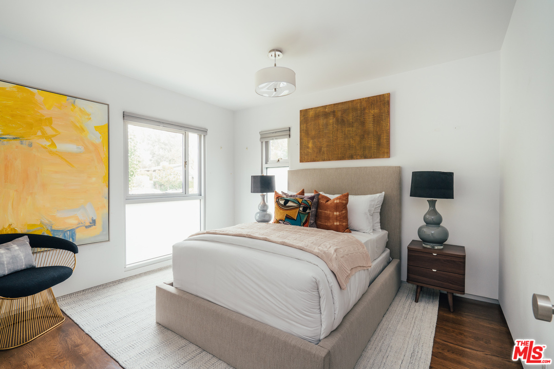 2005 Glencoe Avenue Venice, CA 90291 - Photo 22 of 34 a bedroom with a large bed and a window