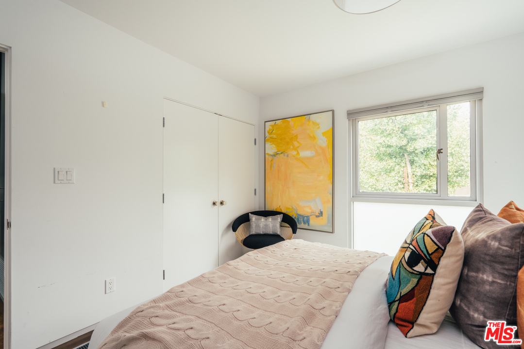 2005 Glencoe Avenue Venice, CA 90291 - Photo 23 of 34 a bedroom with a bed and a window