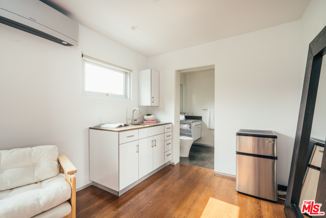 2005 Glencoe Avenue Venice, CA 90291 - Photo 32 of 34 a living room with a sink and a window