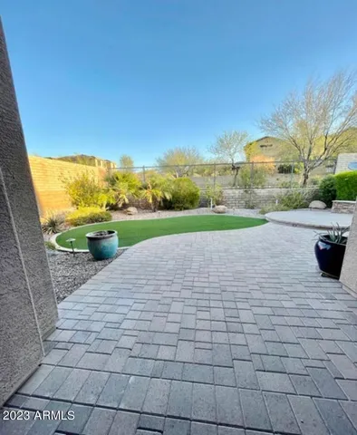 a view of a backyard