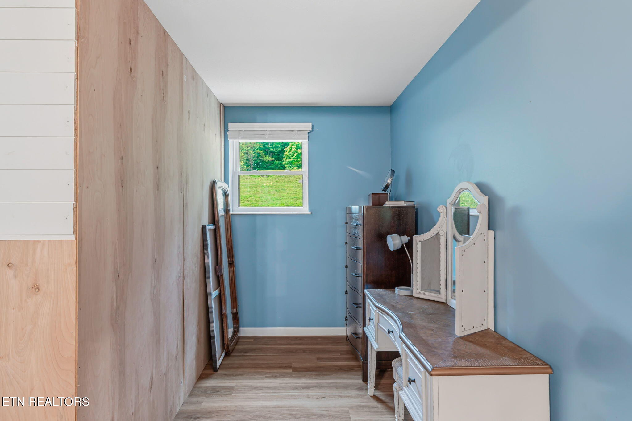 1221 Laurel Road Clinton, TN 37716 - Photo 27 of 41 Downstairs dressing/vanity area