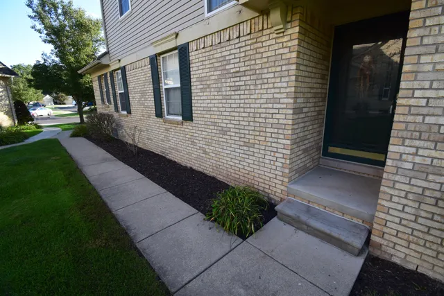 $239,900 | 25430 Bohn Court, Flat Rock, MI 48134