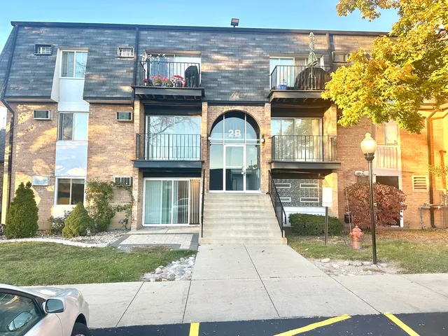 $154,900 | 2 B East Dundee Quarter Drive, Unit 101, Palatine, IL 60074