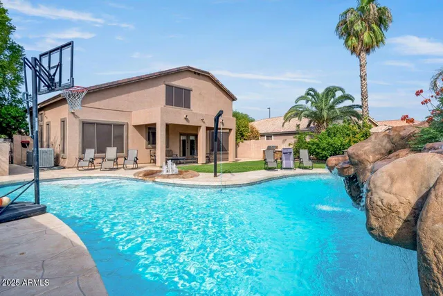 a view of a yard in front of house