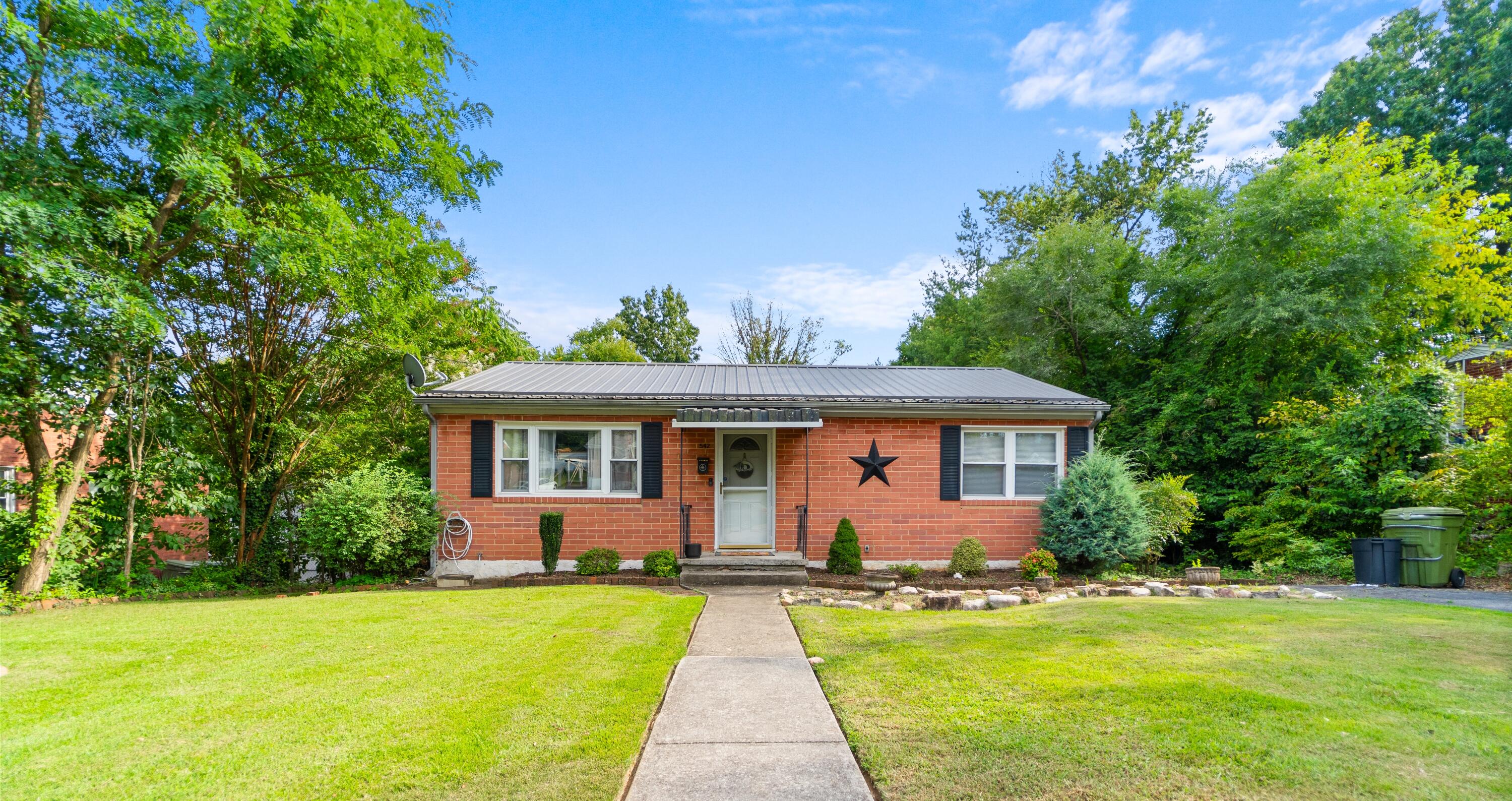 542 Hawthorn Road Salem, VA 24153 - Photo 1 of 28 _DSC1456