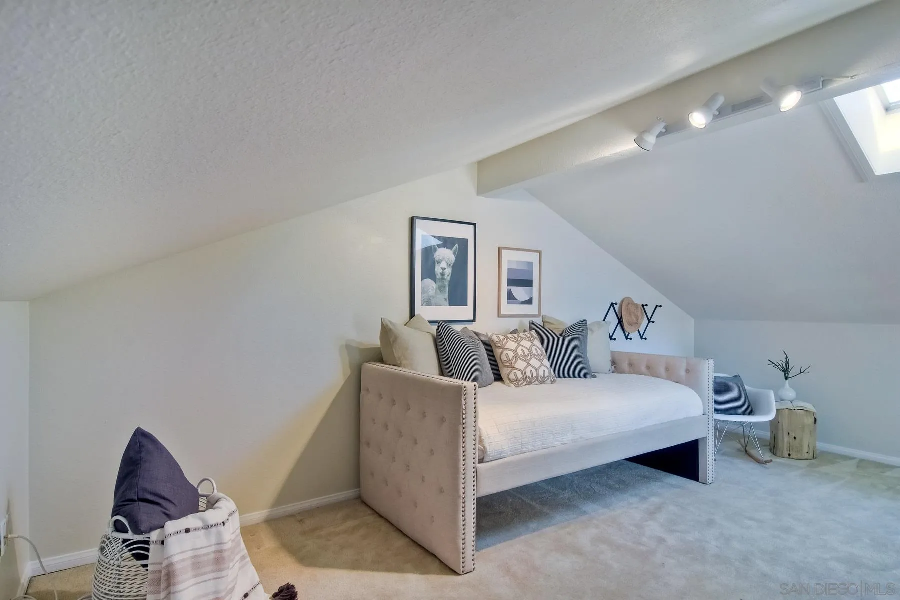 803 Caminito Azul Carlsbad, CA 92011 - Photo 31 of 41 a living room with furniture and a lamp