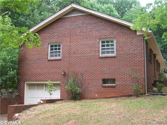5809 Plank Road Kenbridge, VA 23944 - Photo 2 of 4 a front view of a house with a yard and garage