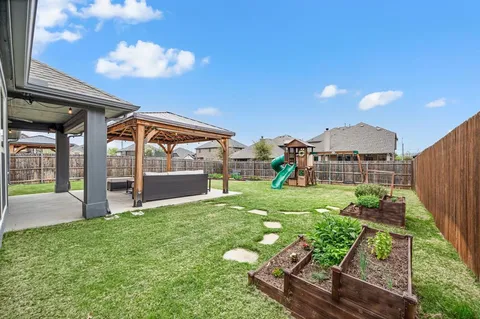 a view of a house with backyard and garden