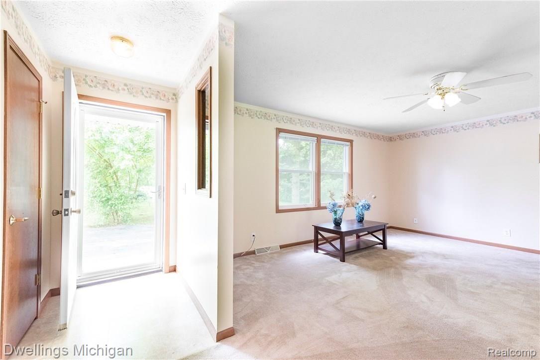 44574 Ecorse Road Belleville, MI 48111 - Photo 4 of 39 Living Room
