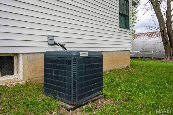 $1 | 21061 Pike 307, Bowling Green, MO 63334