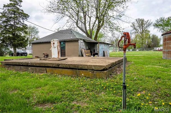 $1 | 21061 Pike 307, Bowling Green, MO 63334