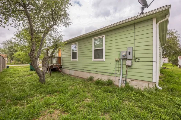 a view of a house with a backyard