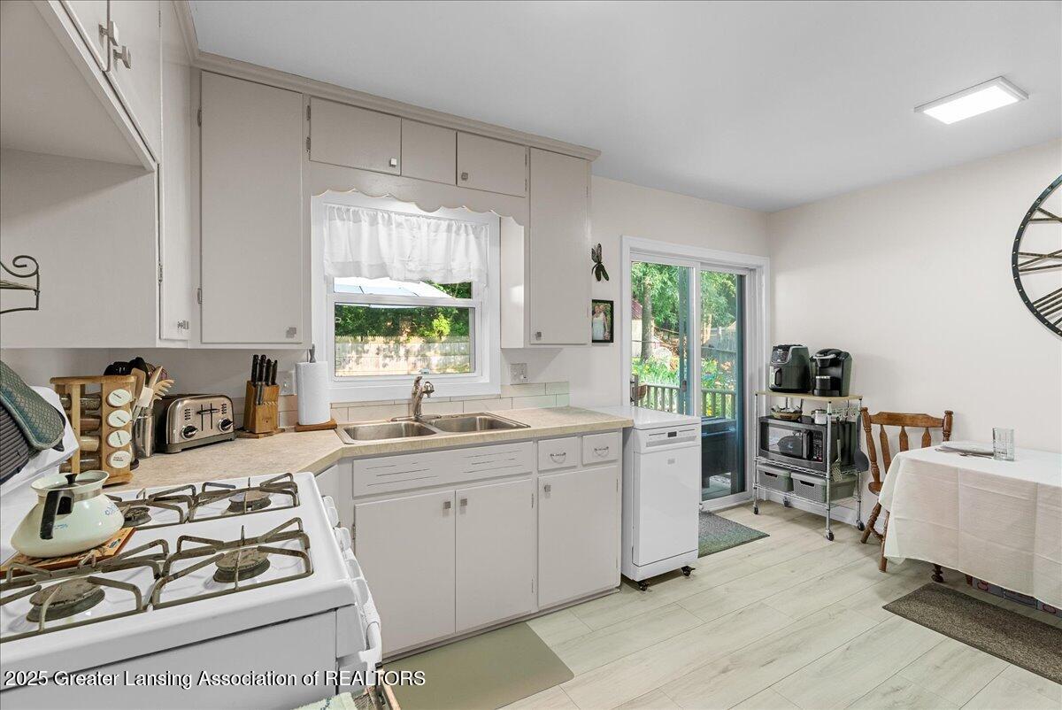 5928 Rolfe Road Lansing, MI 48911 - Photo 11 of 30 20-Media Jett - 22