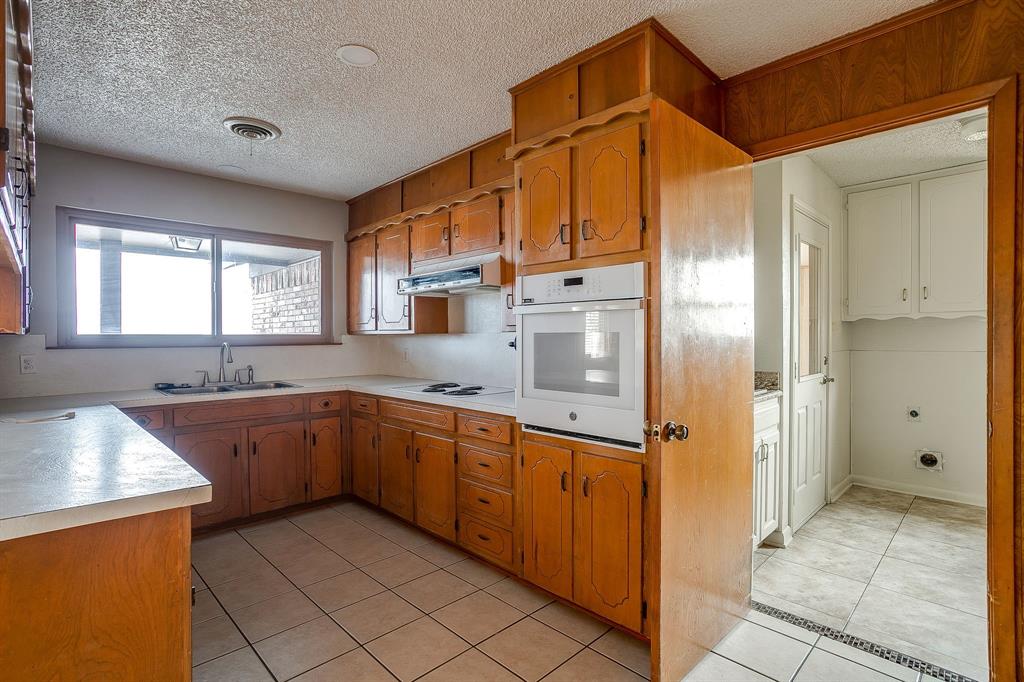 938 County Road 3341 Paradise, TX 76073 - Photo 29 of 40 a kitchen with stainless steel appliances granite countertop a refrigerator and a sink