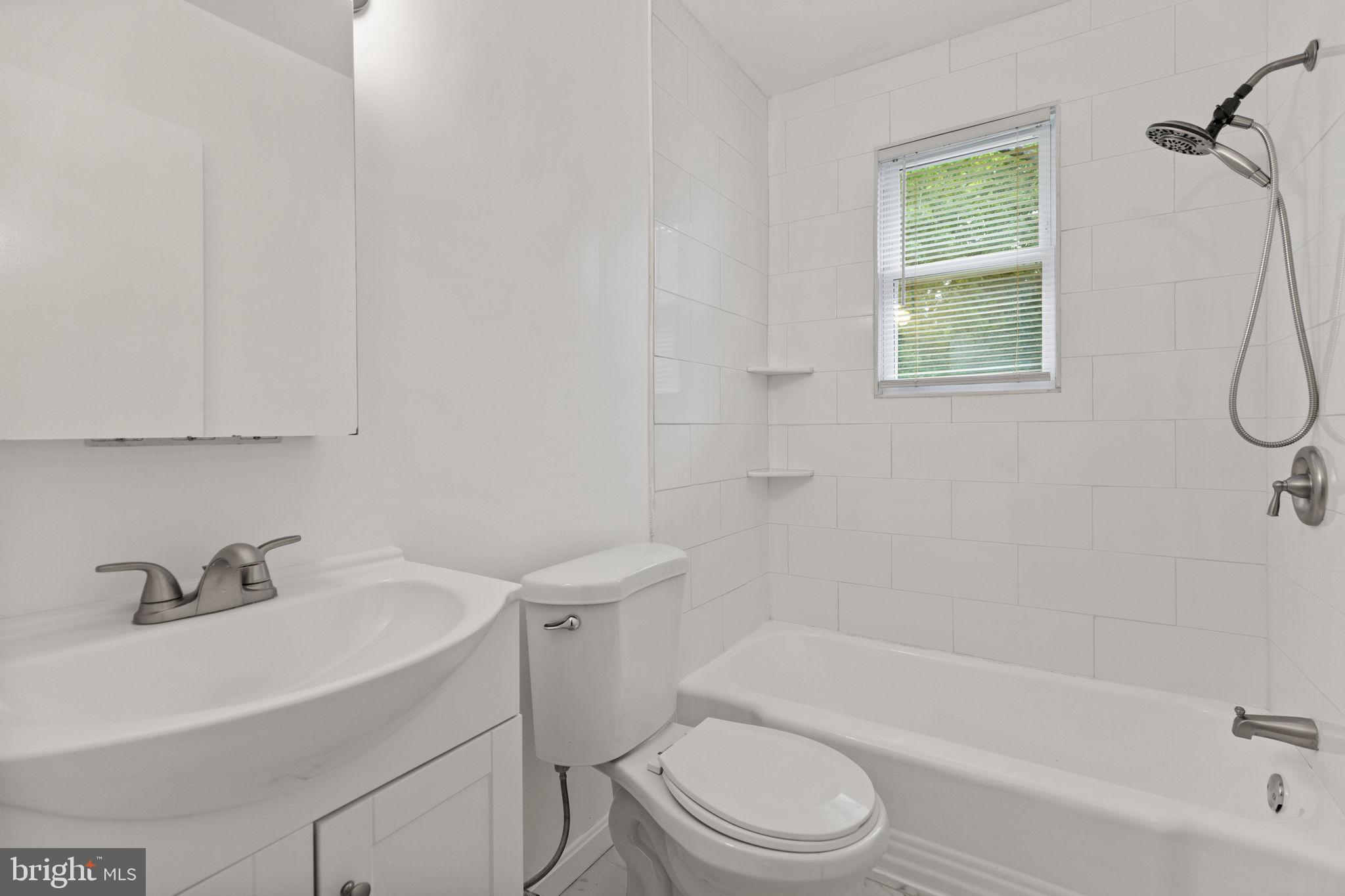 5508 Spruce Drive Clinton, MD 20735 - Photo 20 of 31 a bathroom with a sink toilet and bathtub