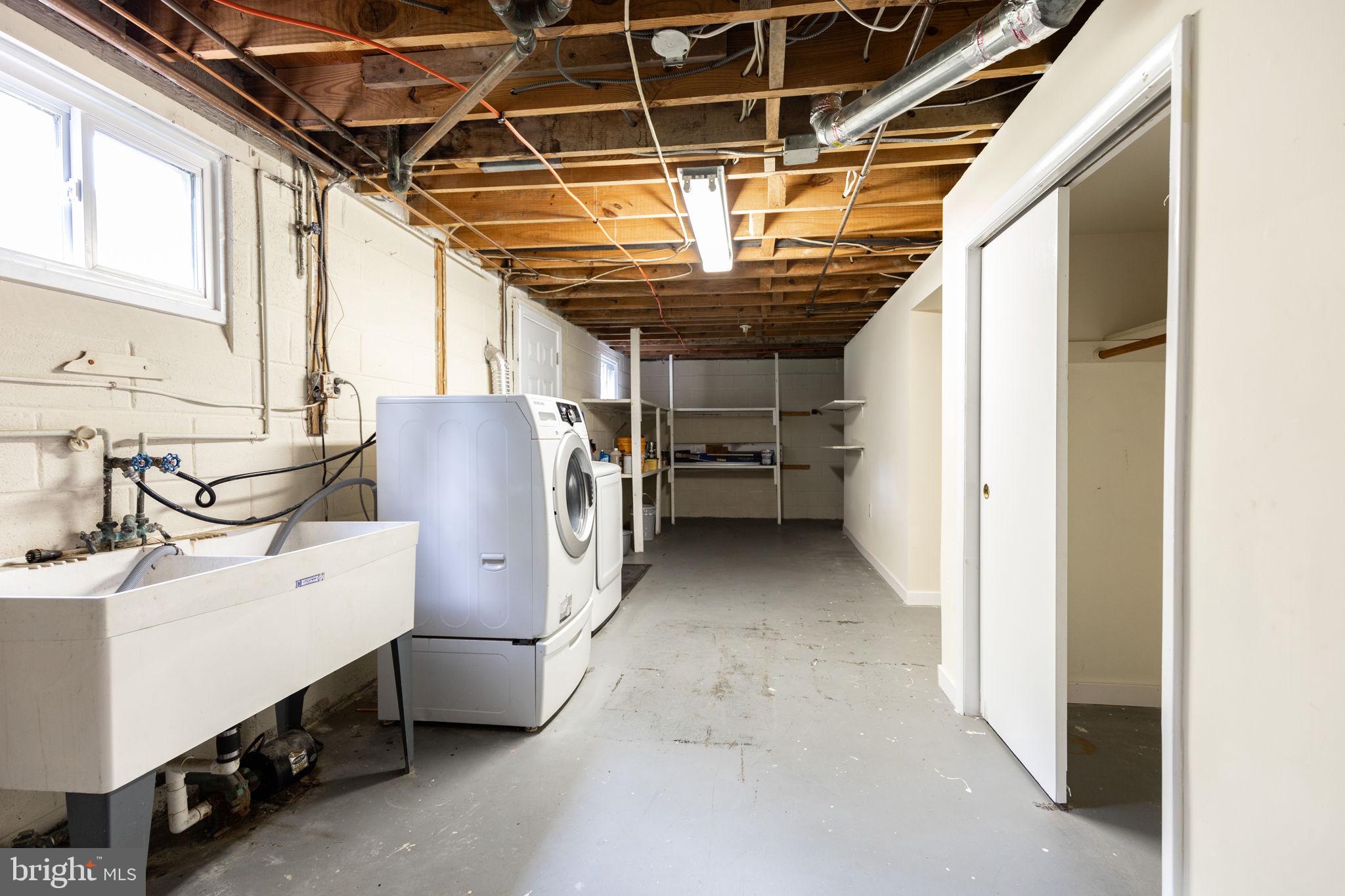 5508 Spruce Drive Clinton, MD 20735 - Photo 26 of 31 a utility room with dryer and washer