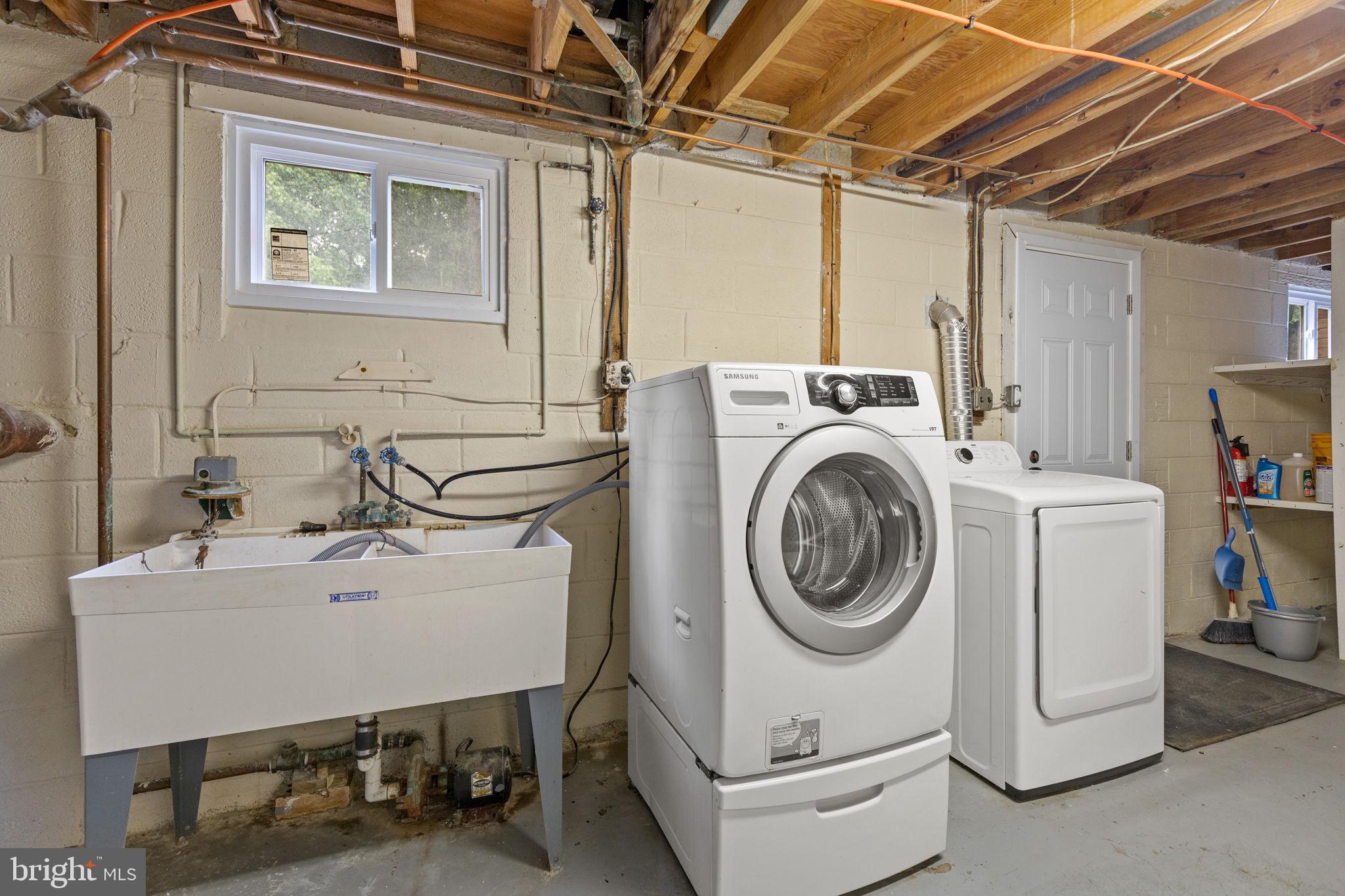 5508 Spruce Drive Clinton, MD 20735 - Photo 27 of 31 a utility room with dryer and washer