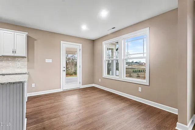 a view of empty room with a ceiling fan