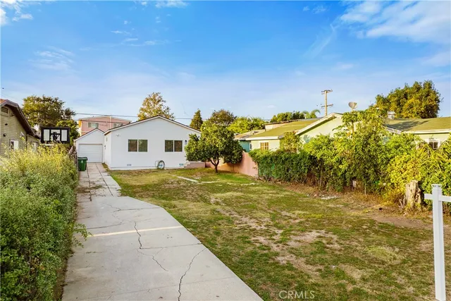 a view of a backyard