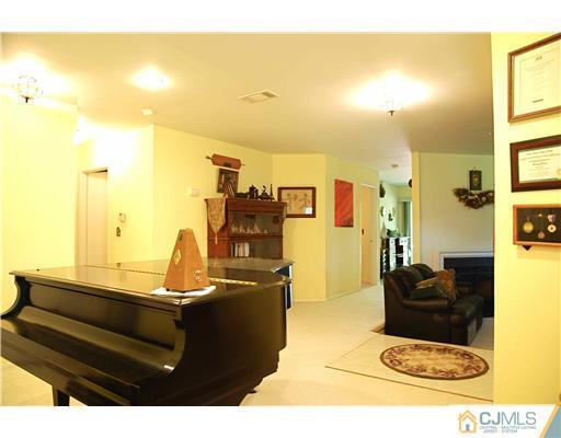 74 Woodbury Road Edison, NJ 08820 - Photo 19 of 23