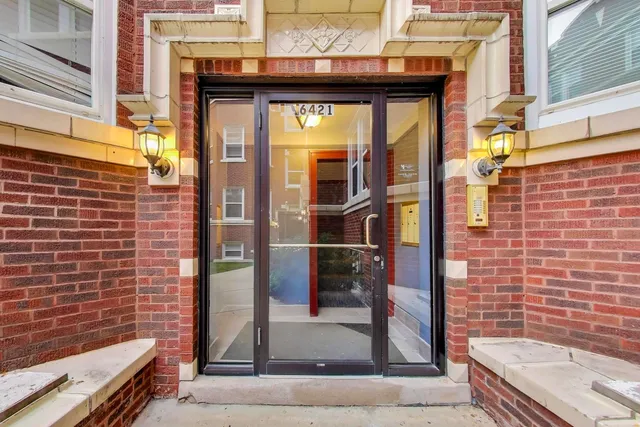 $289,000 | 6421 North Greenview Avenue, Unit 2W, Chicago, IL 60626