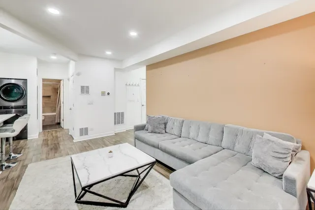 $289,000 | 6421 North Greenview Avenue, Unit 2W, Chicago, IL 60626