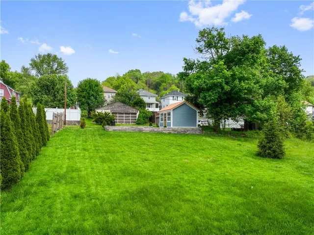 a view of a house with backyard and garden